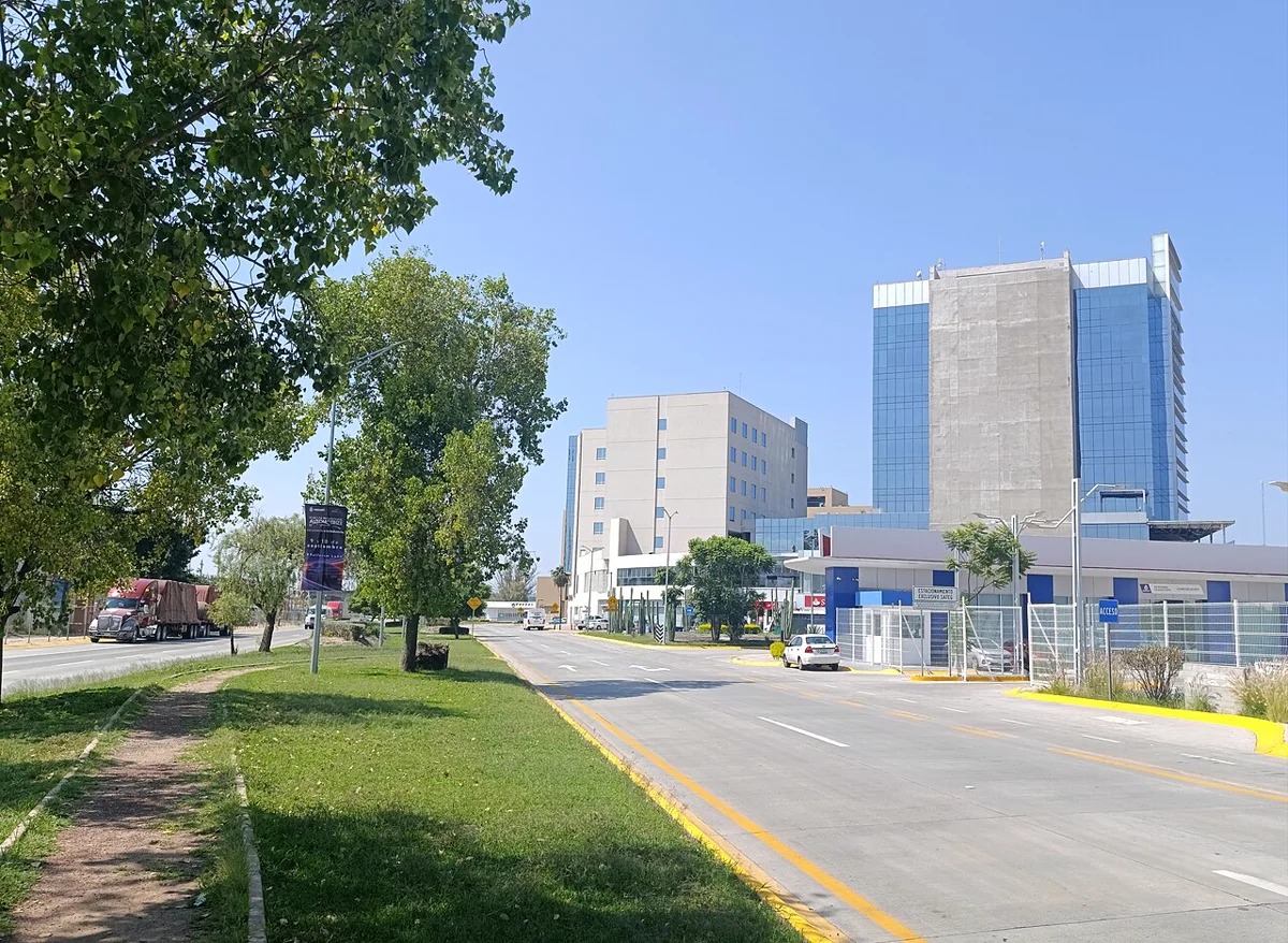 Avenida y torres de oficinas del Puerto Interior, en Silao, Guanajuato